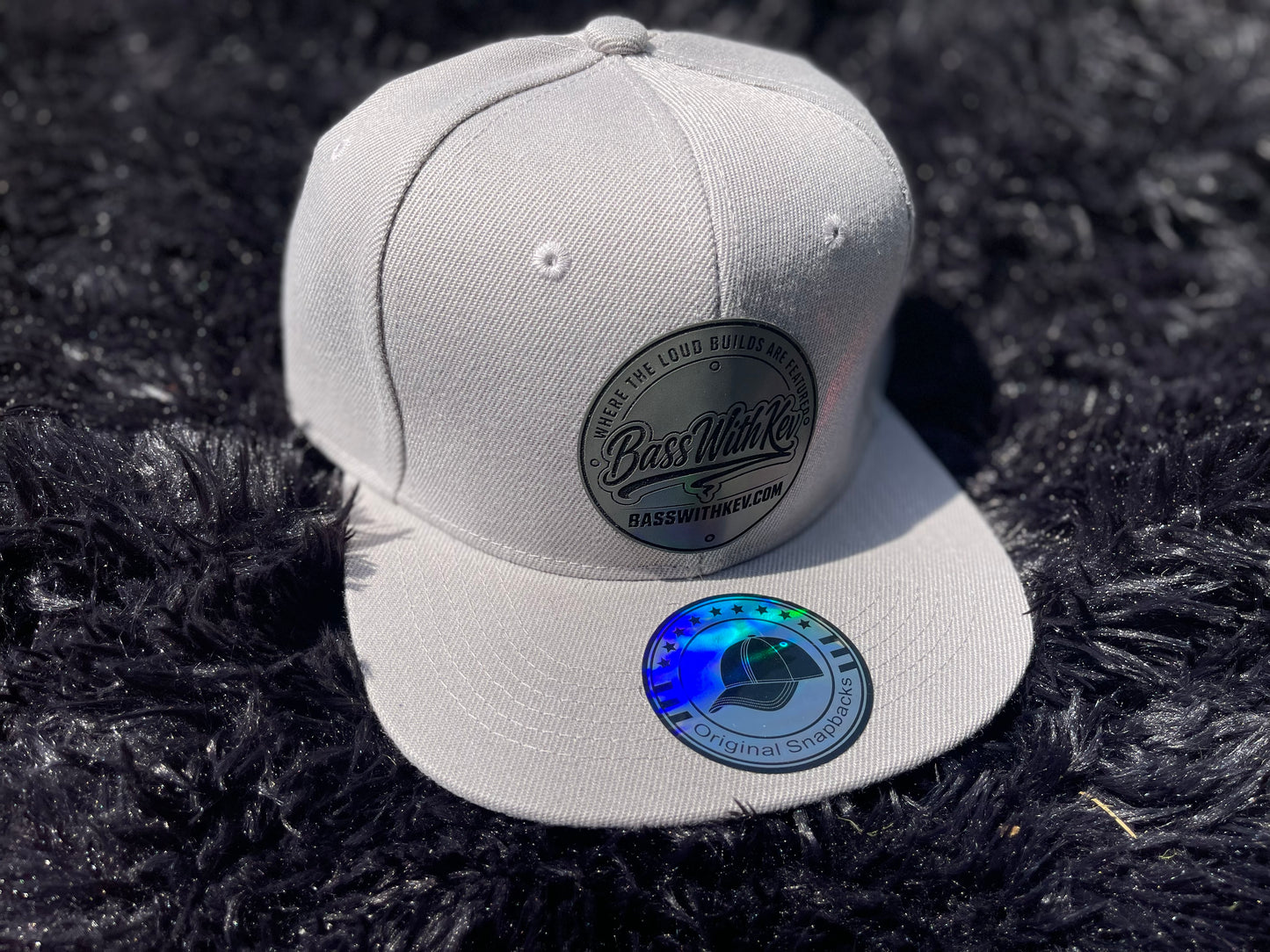 LIGHT GRAY FLAT BILL SNAPBACK HAT