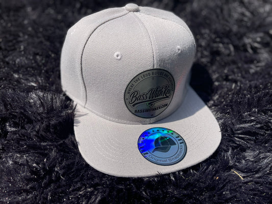 LIGHT GRAY FLAT BILL SNAPBACK HAT